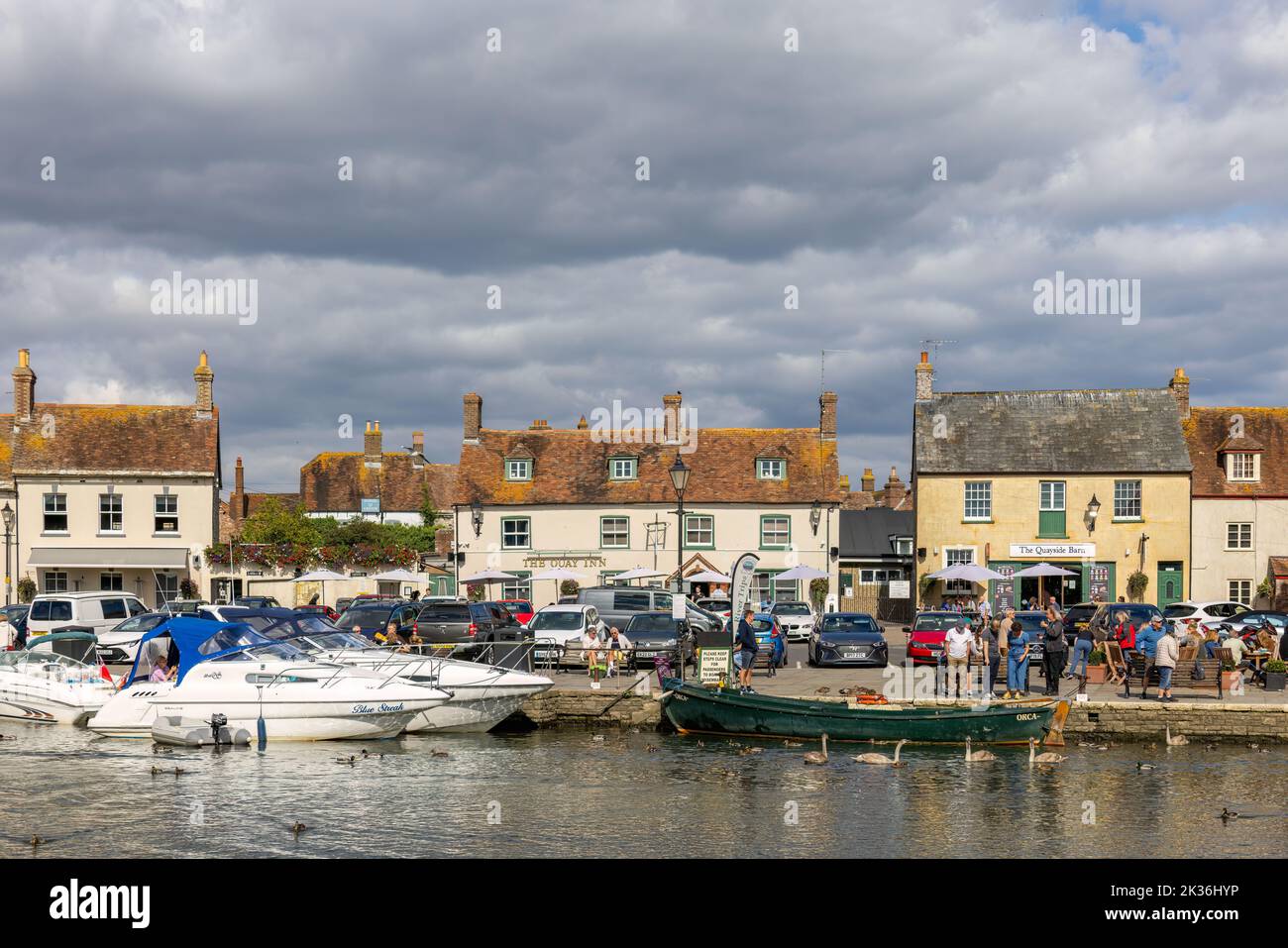 Wareham, Dorset, UK - September 18 : Blick auf das Flussufer in Wareham, Dorset am 18. September 2022. Nicht identifizierte Personen Stockfoto
