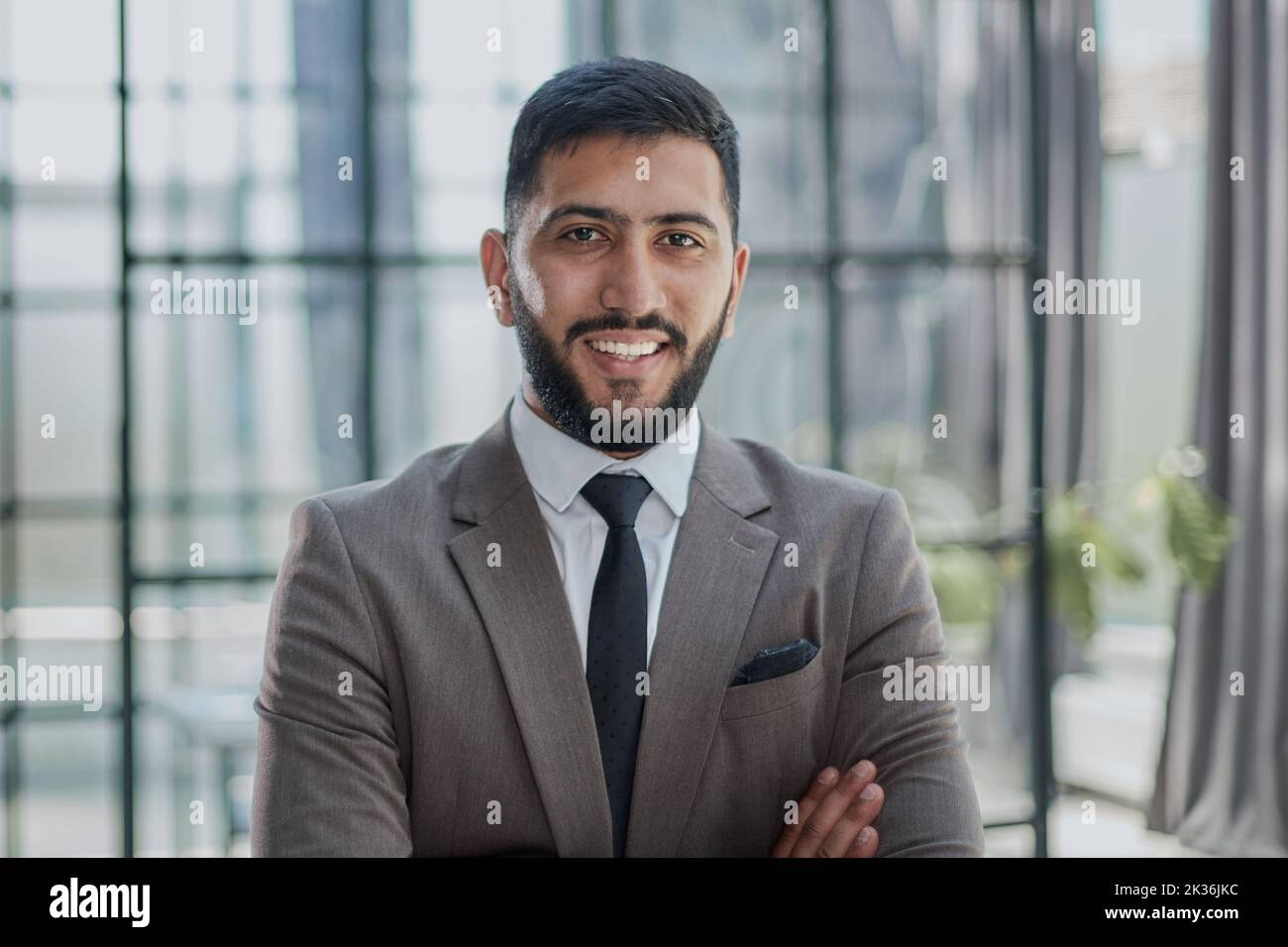 Porträt eines erfolgreichen jungen Geschäftsmannes im Büro Stockfoto