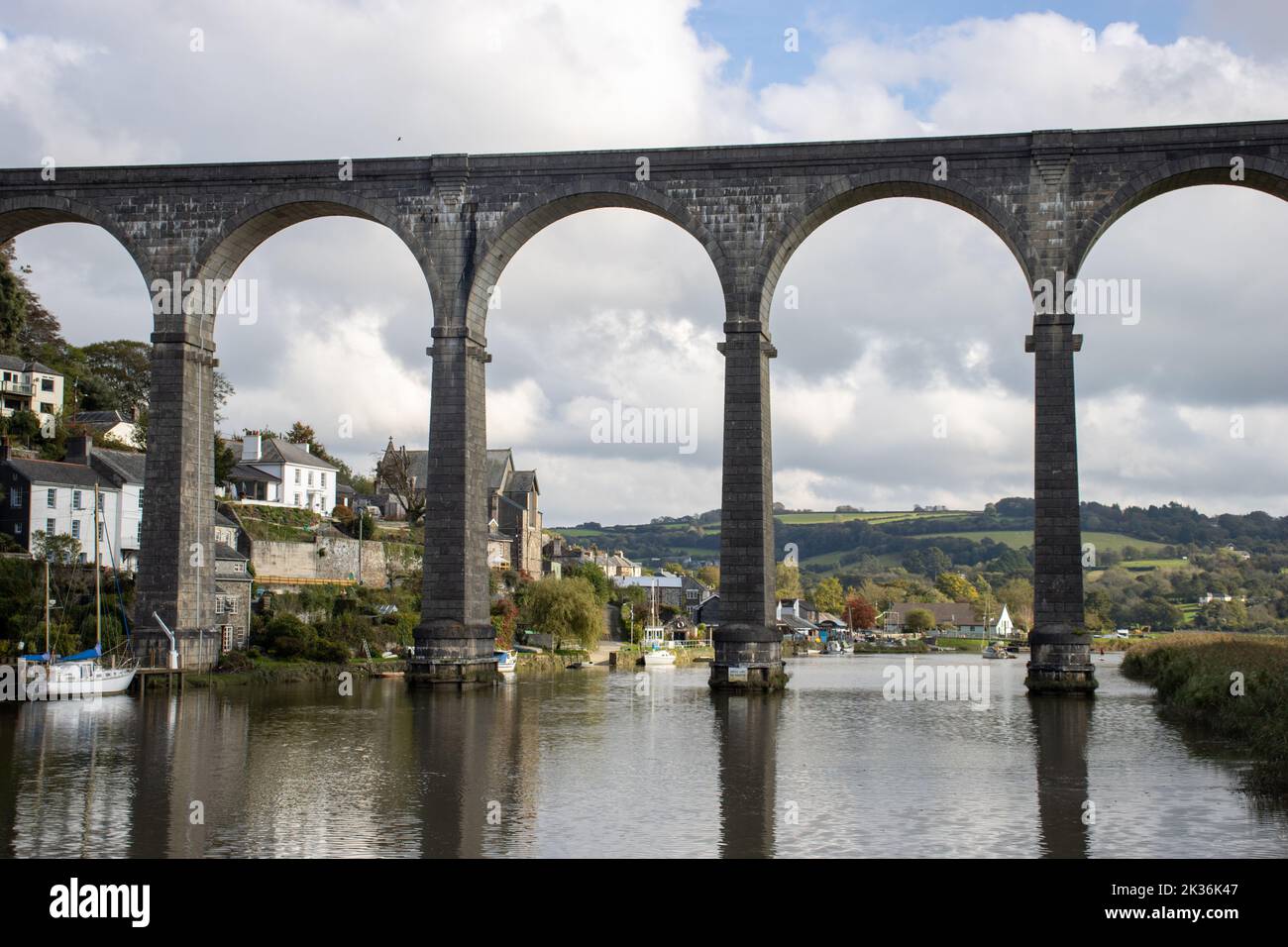 CALSTOCK, CORNWALL, Großbritannien - 16. OKTOBER 2021 das historische und berühmte Calstock Viadukt über dem Fluss Tamar Stockfoto