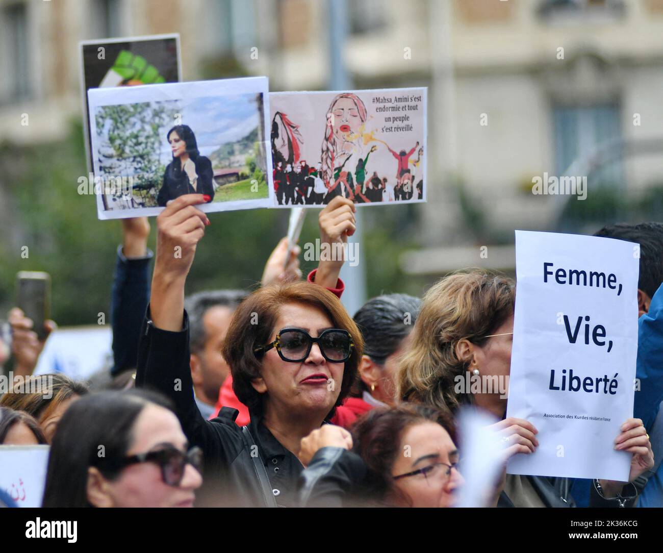 Kundgebung zur Unterstützung des iranischen Volkes und zur Ehre von Mahsa Amini. Die junge Frau starb am 16. September, nachdem sie von der religiösen Polizei verhaftet worden war, weil sie unangemessene Kleidung trug. Die verdächtigen Umstände ihres Todes führten zur Wut des iranischen Volkes, das seitdem im ganzen Land demonstriert. Die iranische Diaspora in Paris traf sich am 24. September an Stelle von Joachim du Bellay, um ihre Unterstützung zu zeigen und Jina Mahsa Amini zu würdigen. Paris, Frankreich, am 24. September 2022. Foto von Karim Ait Adjedjou/ABACAPRESS.COM Stockfoto