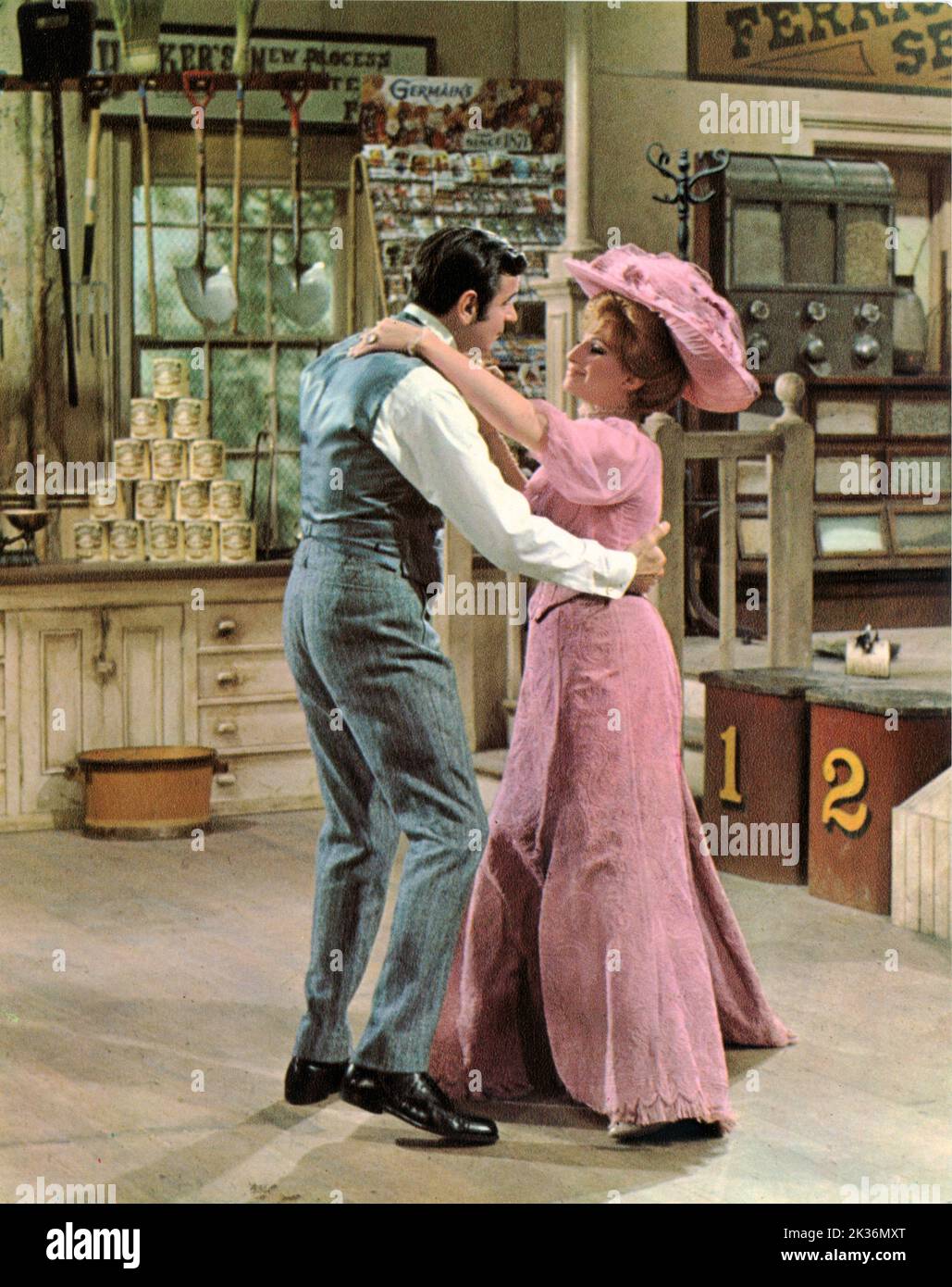 WALTHER MATTHAU und BARBRA STREISAND tanzen in HELLO, DOLLY ! 1969 Regisseur GENE KELLY Musik und Texte Jerry Herman kostümiert Irene Sharaff Chenault Productions / Twentieth Century Fox Stockfoto