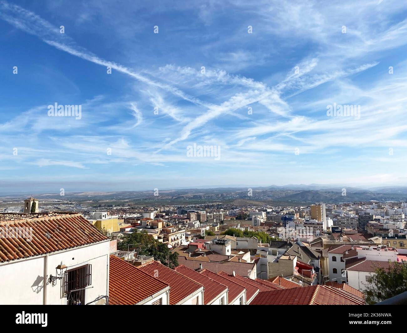 Szenische Aufnahme von Jaen Stadt an einem sonnigen Tag, herrliche Aussicht und schönes Wetter, Spanien. Hochwertige Fotos Stockfoto