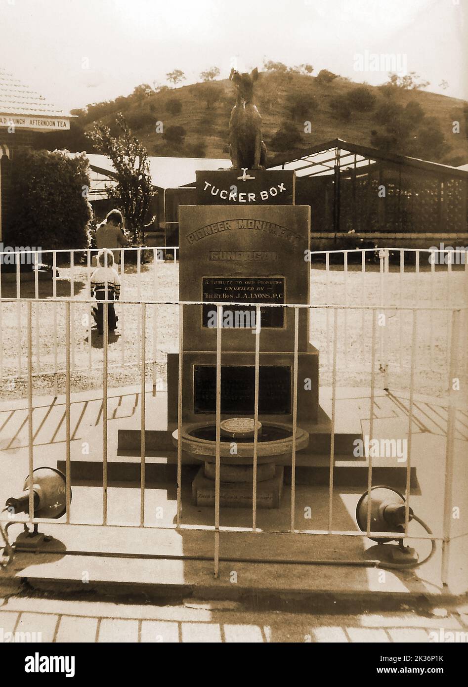 Die Hund-auf-der-Konservendose-Statue in der Nähe von Gundagai (Bildhauer Frank Rusconi), wie sie 1971 war. Der Hund auf der Konservendose wurde als Australiens bekanntestes Pionierdenkmal beschrieben und steht 9 (oder 5 nach einigen Quellen) Meilen von Gundagai, Australien, entfernt. Über 3000 Menschen besuchten die offizielle Enthüllungszeremonie durch Premierminister Joseph Lyons im Jahr 1932. Fotografie, Colin Waters - Colin Waters Sammlung Stockfoto