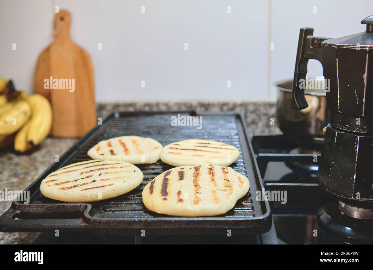 Arepa aus gemahlenem Maisbrei, Maismehl, traditionell in der Küche Kolumbiens und Venezuelas mit Kopierfläche Stockfoto