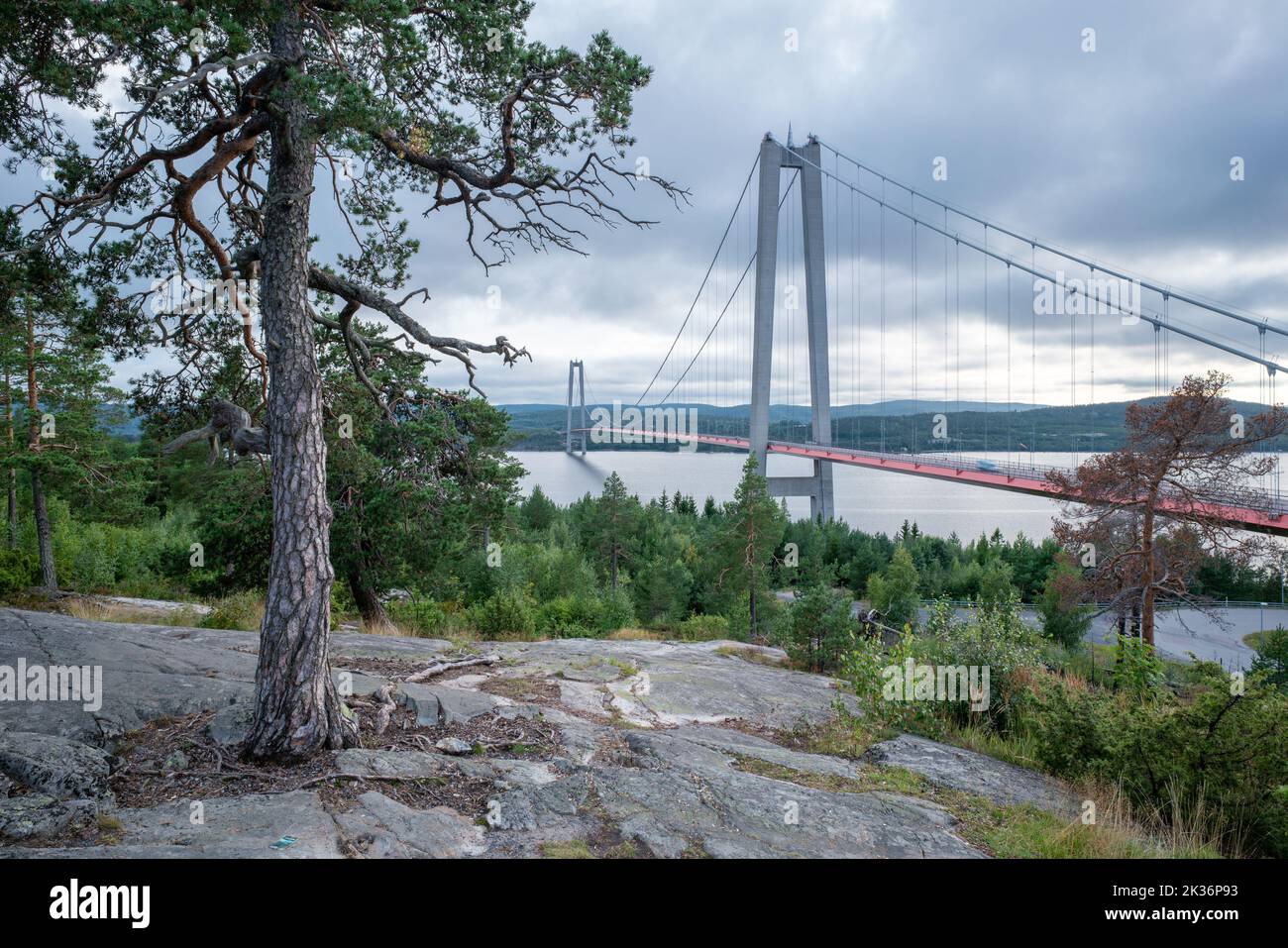Hogakustenbron, Hängebrücke im Hochküstengebiet in Sweedn an einem bewölkten Tag. Startpunkt des Hoga Kusten Trails. Stockfoto