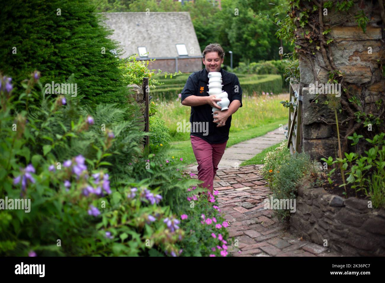 Die Mitarbeiter bereiten sich auf die Wiedereröffnung der Crook Hall and Gardens in der Grafschaft Durham vor.die Crook Hall and Gardens schlossen 2020 und die ehemaligen Besitzer näherten sich dem Stockfoto