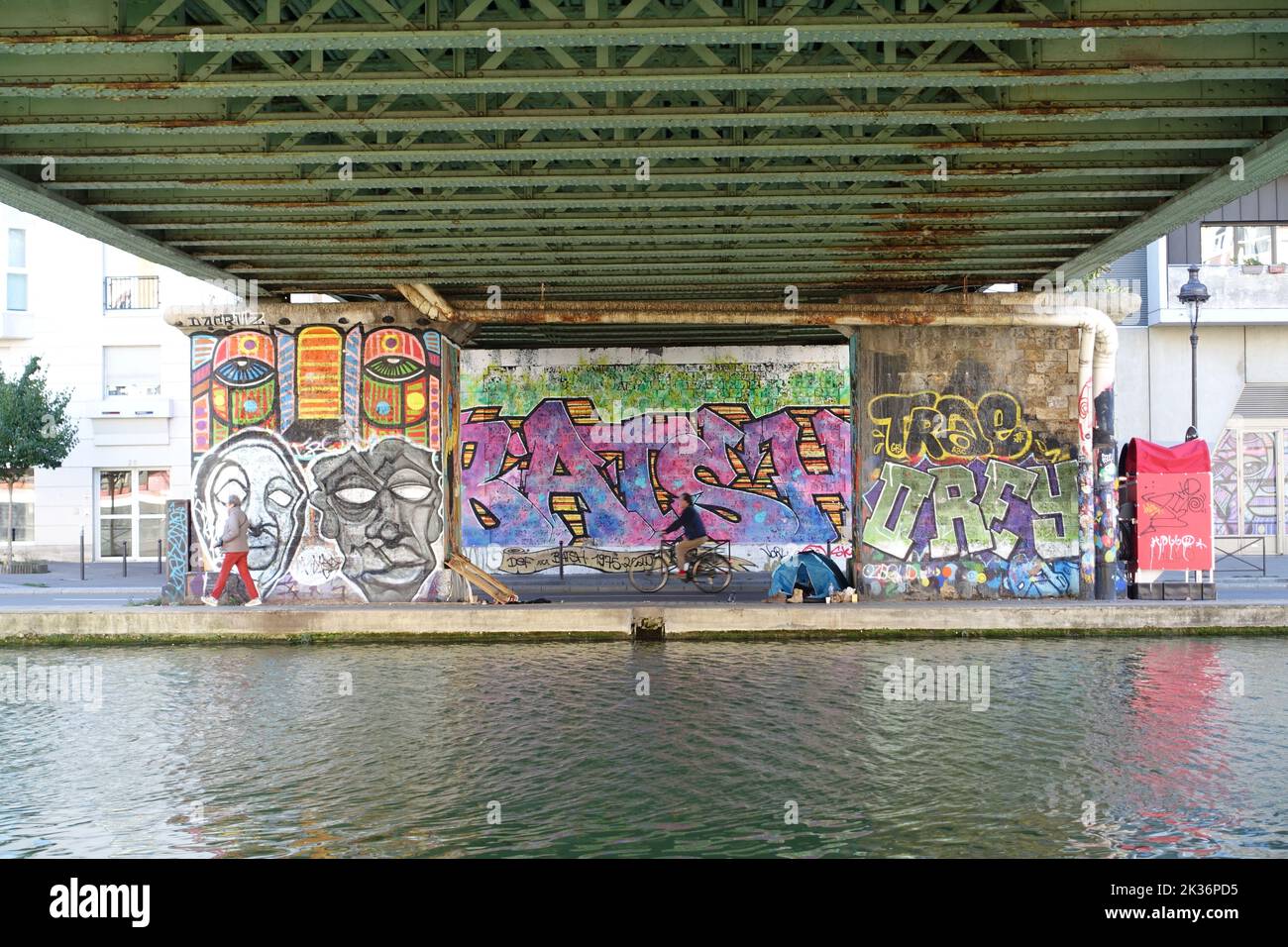 Wandgemälde unter einer Brücke in Paris, Frankreich Stockfoto