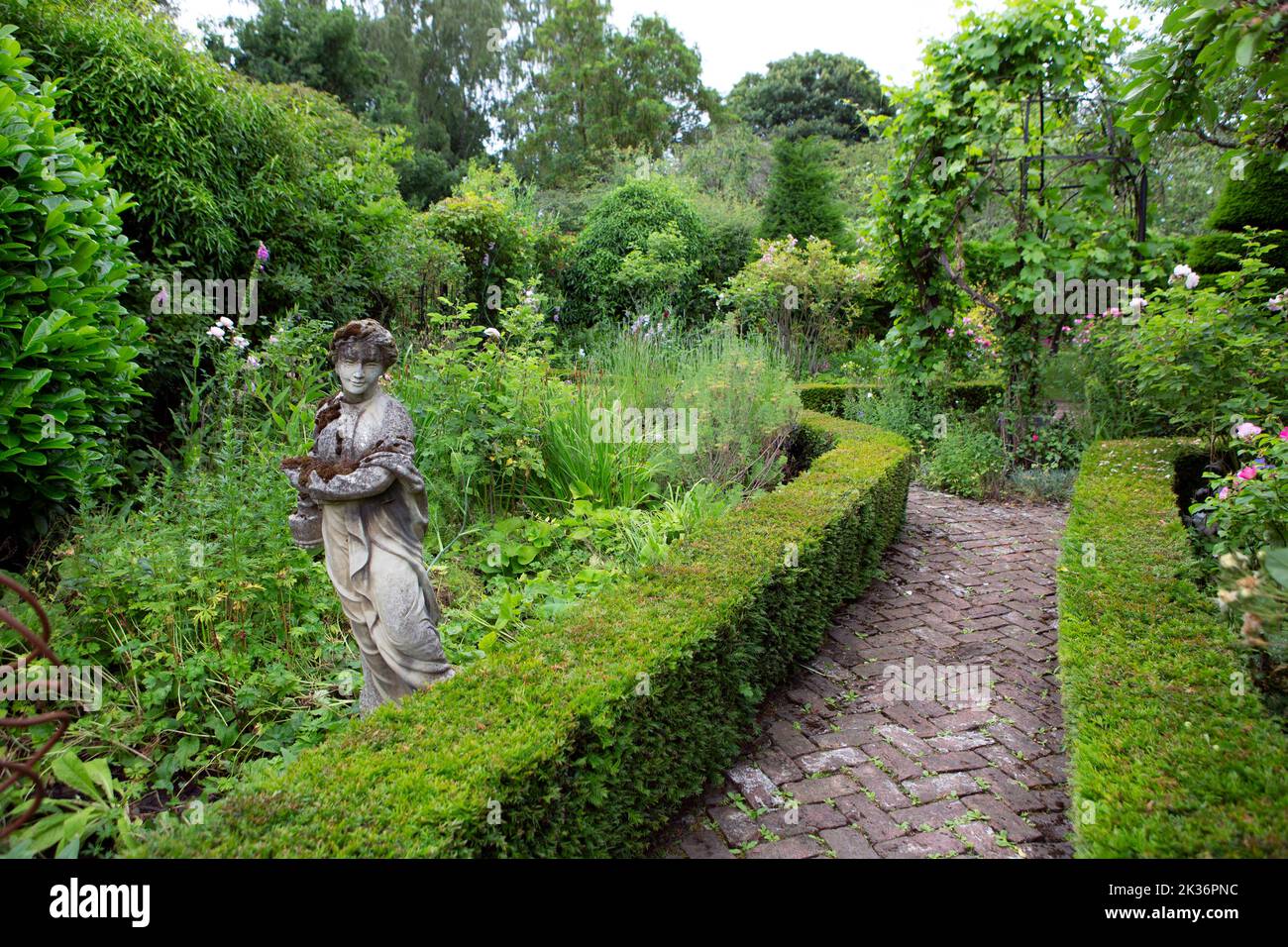 Der Shakespeare-Garten in der Crook Hall and Gardens in der Grafschaft Durham.die Crook Hall and Gardens schlossen 2020 und die ehemaligen Besitzer näherten sich dem National Stockfoto