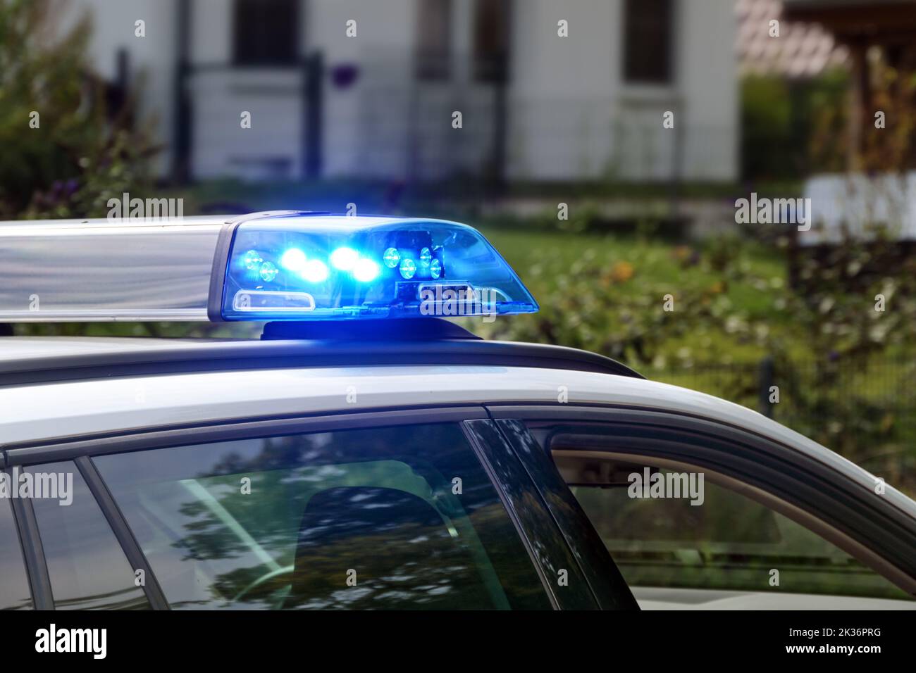 Blinkende blaue Lichter an einem diensthabenden Polizeiwagen, Teil des Fahrzeugs, Kopierraum, ausgewählter Fokus Stockfoto