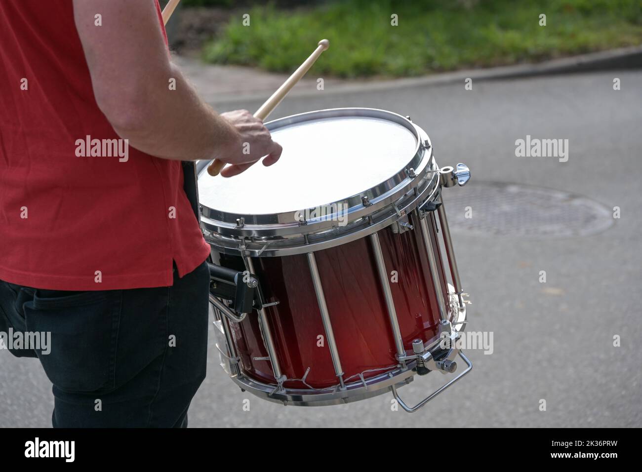 Mobile Snare-Trommel in einer Marschkapelle gespielt, musikalisches Schlaginstrument für den Rhythmus bei einer Parade auf der Straße, ausgewählter Fokus, enge Tiefe von f Stockfoto