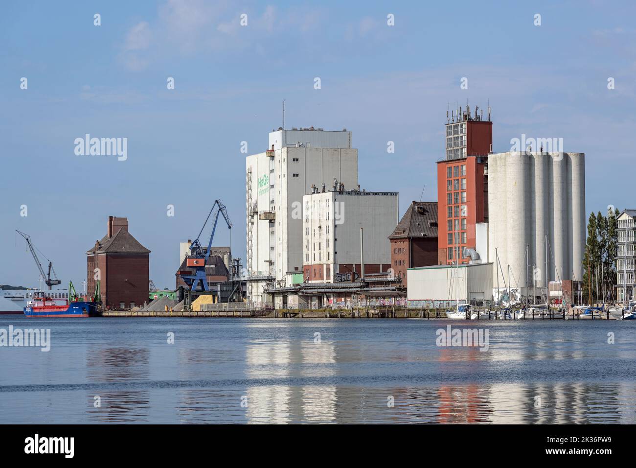 Flensburg, 25. Juli 2022: Industriestadthafen mit Lagergebäuden und Silos an der Flensburger Förde an der Ostsee, blauer Himmel, Copy Spa Stockfoto