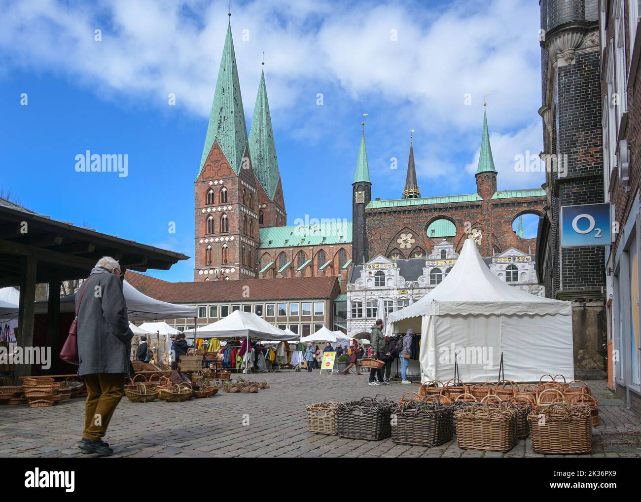 Lübeck, 10. April 2022: Kunst- und Handwerksmarkt mit Zelten und Ständen in der Innenstadt am Rathaus und der Marienkirche, blauer Himmel mit Stockfoto
