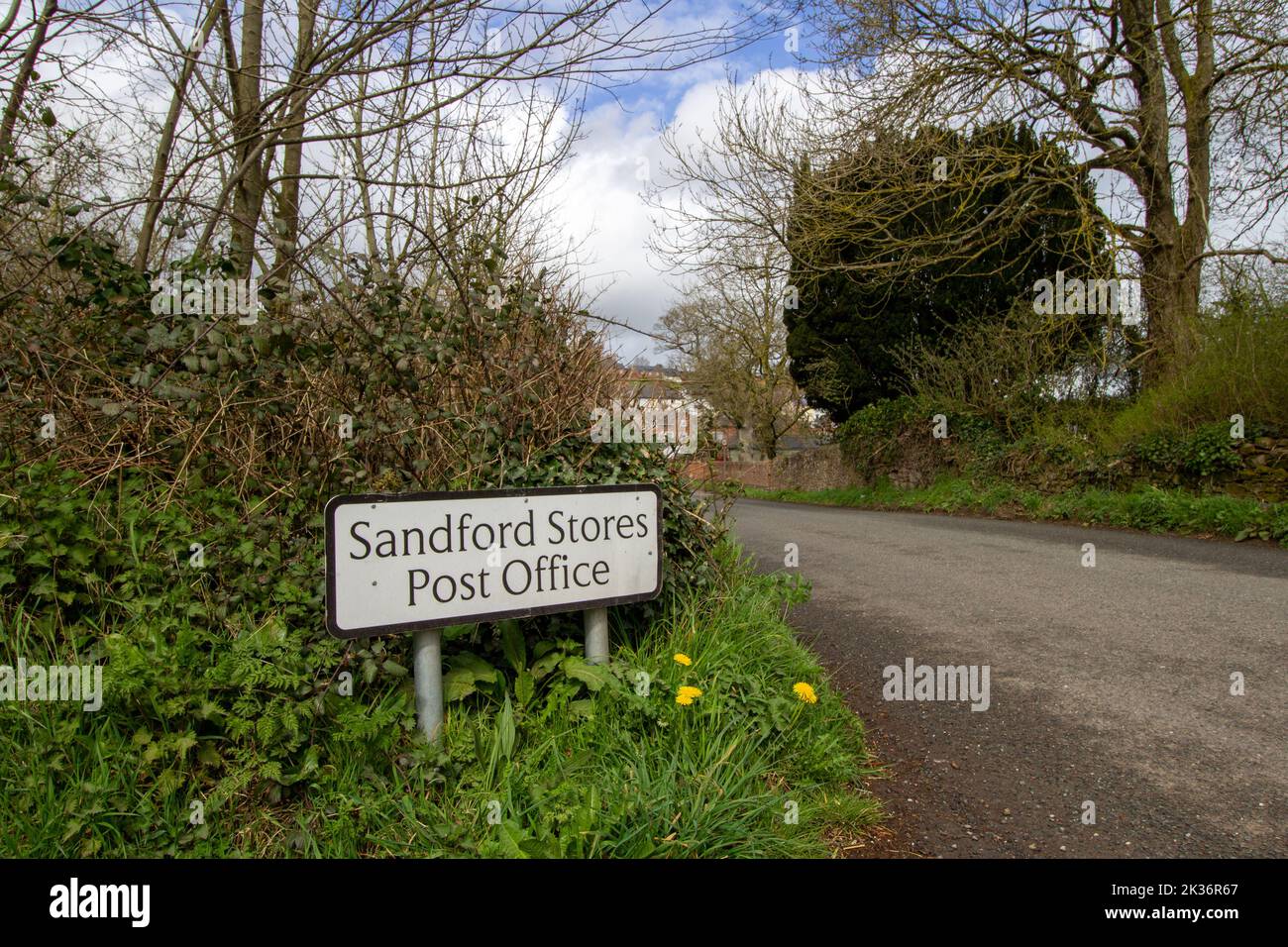 SANDFORD, DEVON, Großbritannien - 6. APRIL 2022 Sandford Village Zeichen Stockfoto