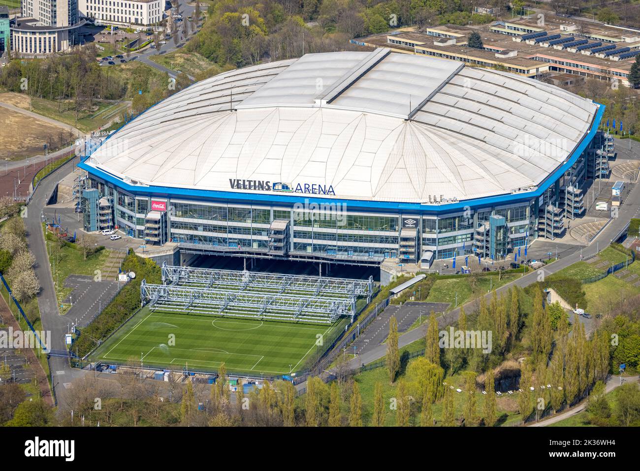 Luftaufnahme, VeltinsArena BundesligaStadion des FC Schalke 04 mit geschlossenem Dach und