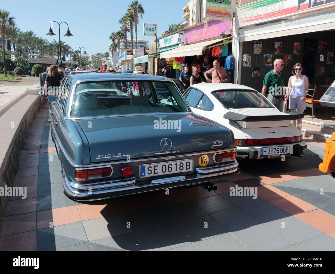 Mercedes 300 sel und Porsche 911 Turbo beim Oldtimertreffen in Torremolinos, Provinz Malaga, Spanien. Stockfoto