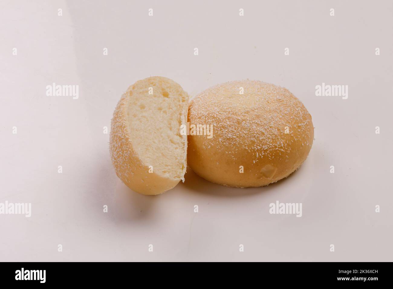 Blick von oben auf frisch gebackenes Weizenbrötchen isoliert auf Weiß Stockfoto