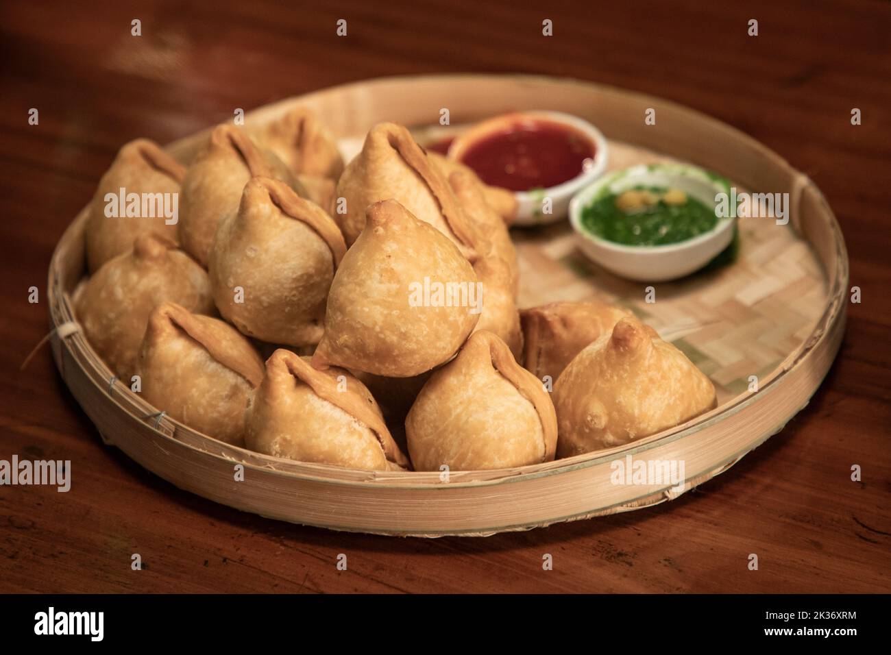 Indian Delicious Deep Fried Samosa wird auch als Samoosa oder Sambusa auf weißem Hintergrund isoliert bekannt Stockfoto