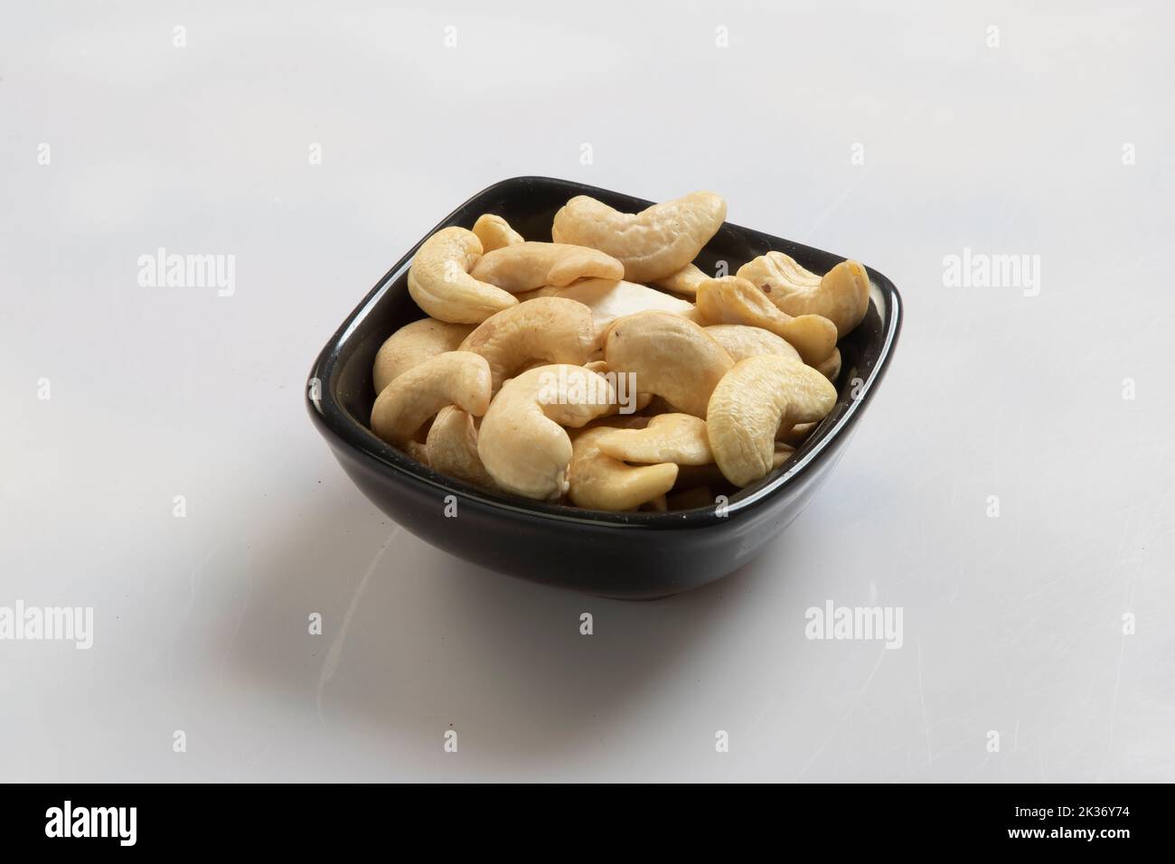 Großer Erdnusssatz isoliert auf weißem Hintergrund. Erdnüsse geschält und kurz gesagt. Verpackungsdesign. Stockfoto