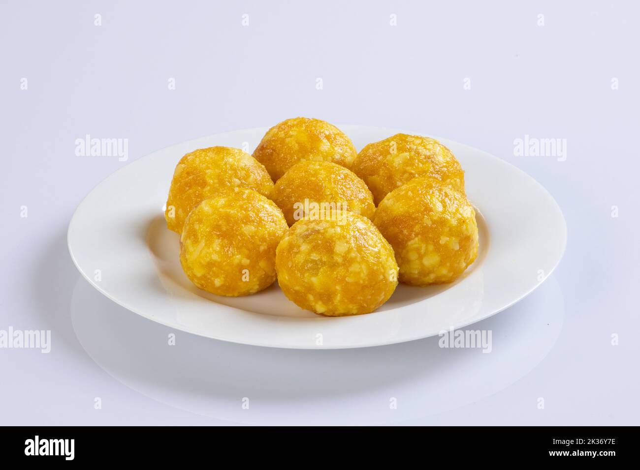 Indian Sweet Motichoor Laddoo auch bekannt als Bundi Laddu oder Motichur Laddoo werden aus sehr kleinen Gram Flour Balls oder Boondis, die tief gebratenen sind, hergestellt. Stockfoto