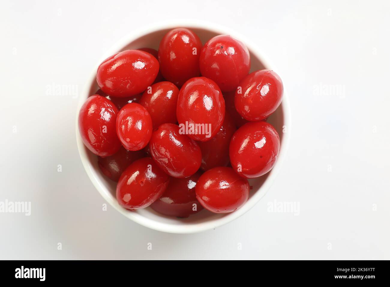 Schüssel mit frischen roten Kirschen - Obst und Gemüse isoliert auf weißem Hintergrund Stockfoto