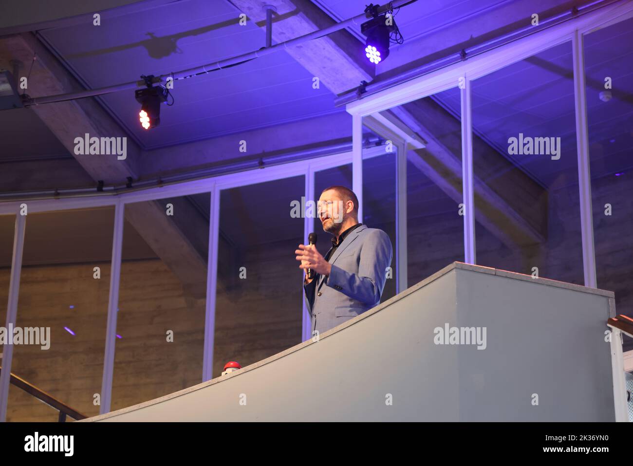 Komiker & Schauspieler Theo Maassen bei der offiziellen Wiedereröffnung des Evoluon in Eindhoven mit der Ausstellung Retrofuture am 24-9-2022 Stockfoto