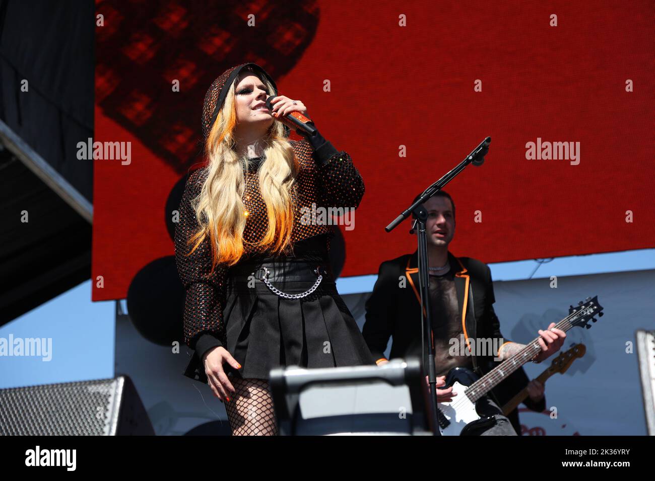 Las Vegas, Usa. 24. September 2022. Avril Lavigne spielt auf der Bühne während des iHeartRadio Music Festival Tageskonzerte um Area15 Uhr in Las Vegas, Nevada am Samstag, 24. September 2022. Foto von James Atoa/UPI Credit: UPI/Alamy Live News Stockfoto