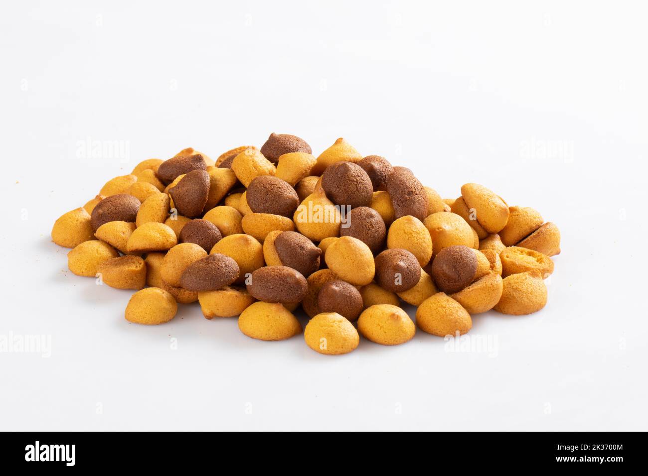 Isolierte Clipping-Pfad der gestanzten dunklen Schokolade Chip Cookies Stück Stapel und Krümel auf weißem Hintergrund von Nahaufnahme leckere Bäckerei Bio hausgemachte Amer Stockfoto