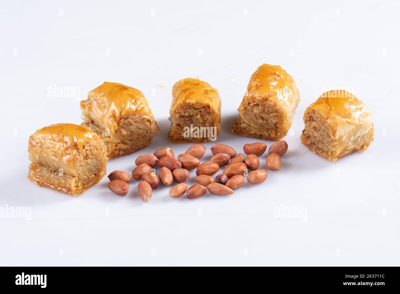 Türkisches Ramadan Dessert Baklava isoliert auf weißem Hintergrund Stockfoto