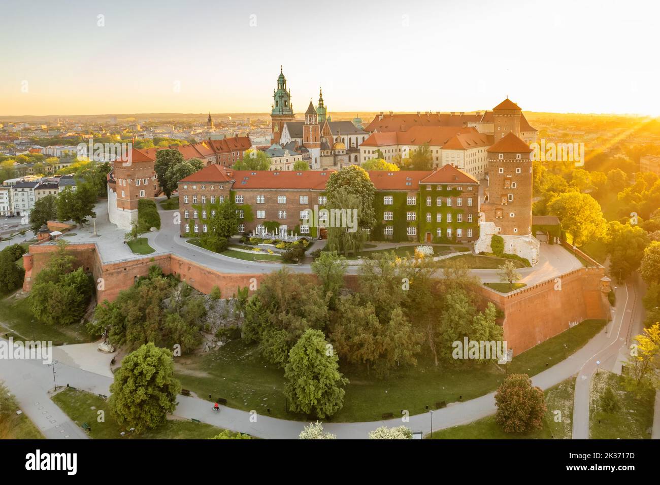 Historisches königliches Wawel-Schloss in Krakau bei Sonnenaufgang, Polen. Stockfoto