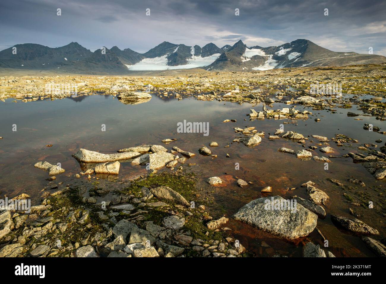 Felsige Berge mit Gletschern im letzten Licht des Tages in der abgelegenen arktischen Wildnis Lapplands. Sarek-Nationalpark, Schweden.Barddetjahkka Stockfoto