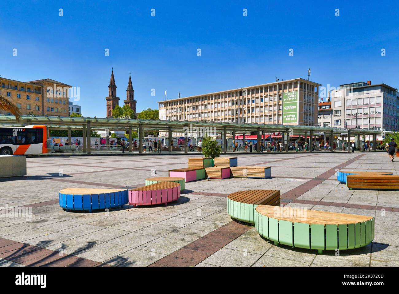 Ludwigshafen, Deutschland - August 2022: Berliner Platz mit Bus- und Straßenbahnhaltestelle der öffentlichen Verkehrsmittel Stockfoto