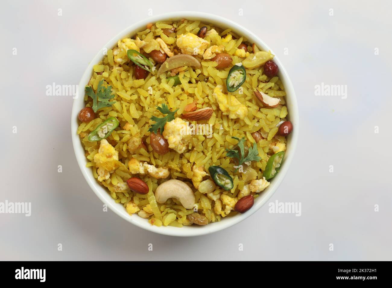 indisches Frühstücksgericht poha.Indisches Frühstück Poha mit Erdnüssen ...
