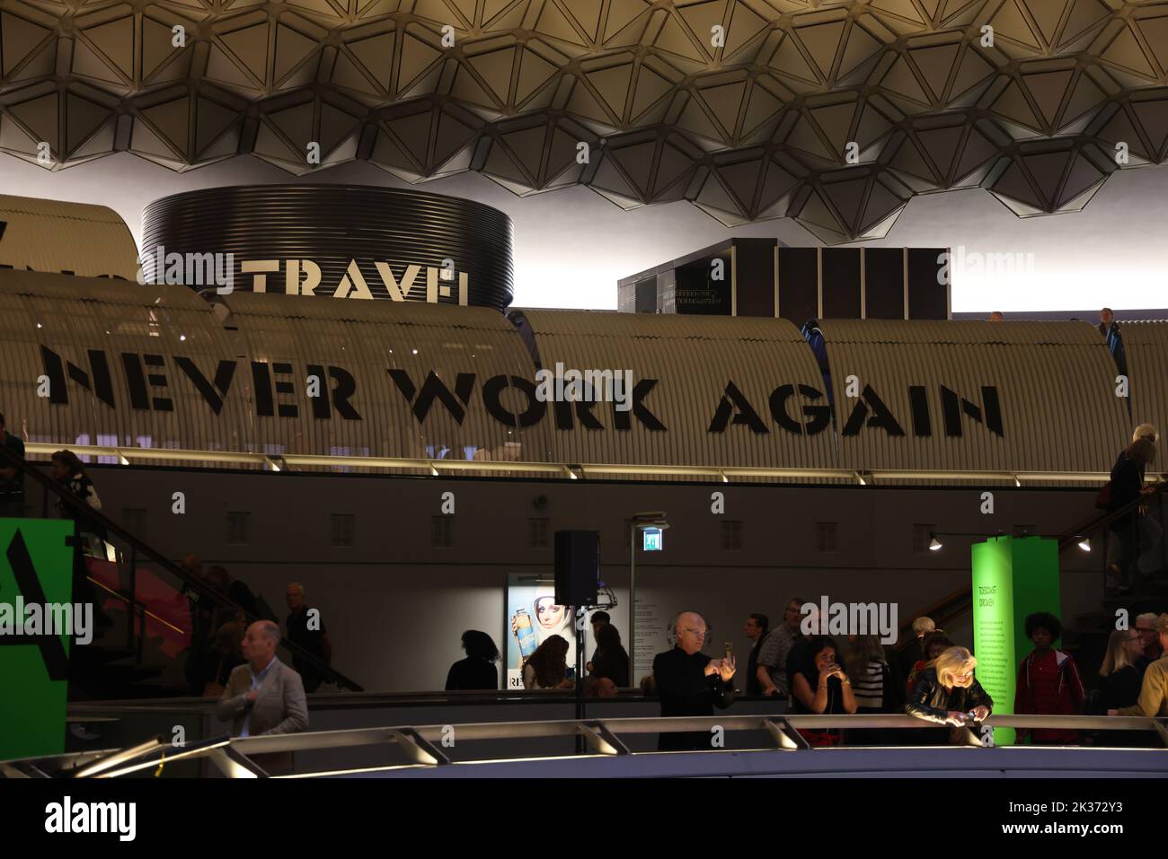 „Never work again“, ausgestellt auf der Retrofuture expo im Evoluon Stockfoto