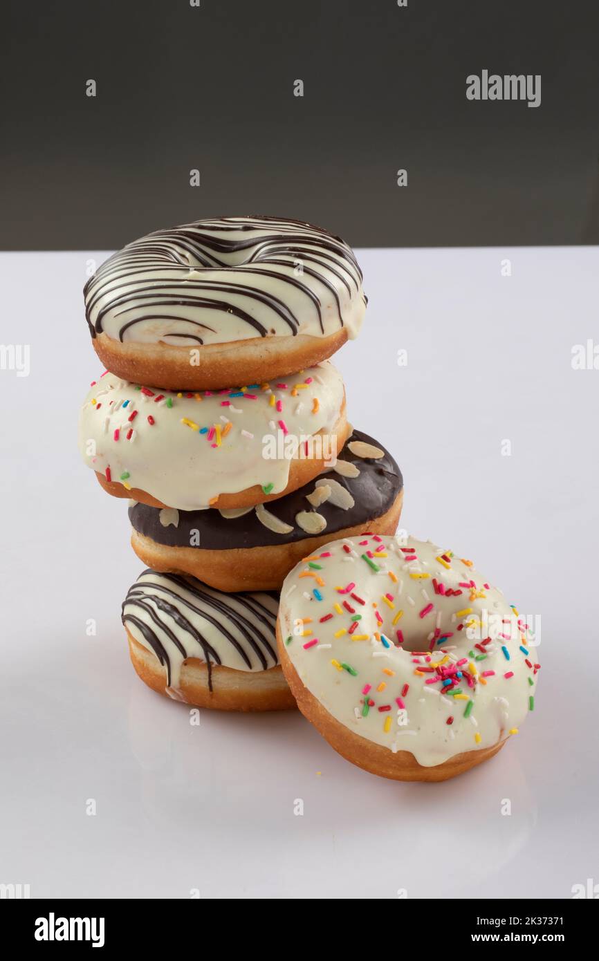 Cookies aus Weizen und können sowohl solo als auch mit Tee gegessen werden. Butter Cookies.Haferflocken Cookies auf weißem Hintergrund isoliert. Stockfoto