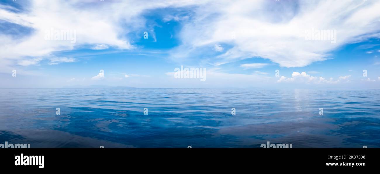 Ein Hintergrund des offenen, ruhigen Ozeans mit blauem Himmel Stockfoto