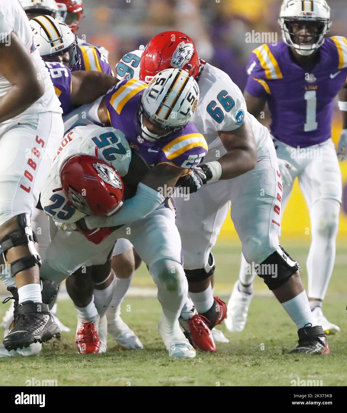 Micah Baskerville (23), die Linienspielerin der LSU Tigers, spielt gegen New Mexico Lobos, die Nate Jones (25) während eines College-Fußballspiels im Tiger Stadium in Baton Rouge, Louisiana, am Samstag, den 24. September 2022 zurücklaufen. (Foto von Peter G. Forest/Sipa USA) Stockfoto