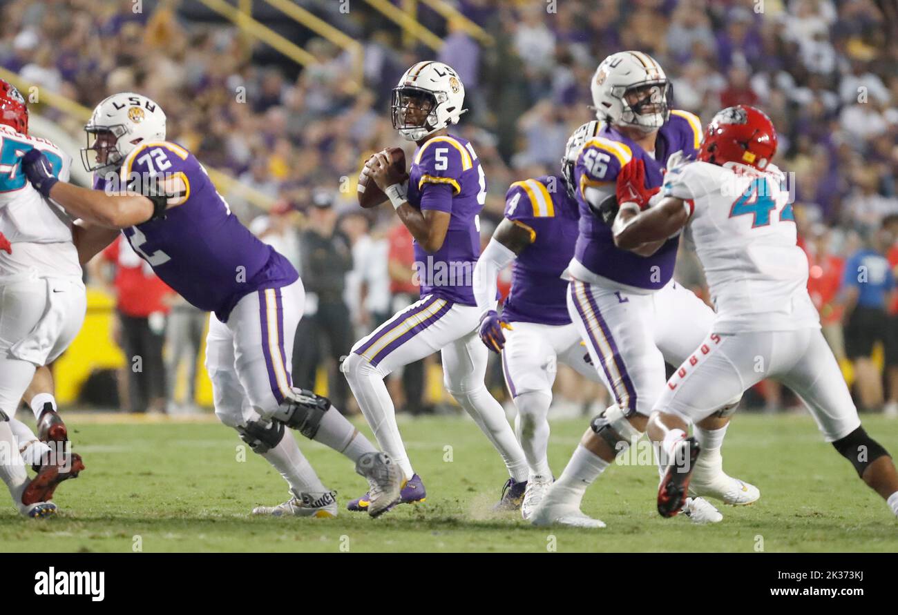 LSU Tigers Quarterback Jayden Daniels (5) schaut am Samstag, den 24. September 2022, im Tiger Stadium in Baton Rouge, Louisiana, nach einem offenen Empfänger. (Foto von Peter G. Forest/Sipa USA) Stockfoto