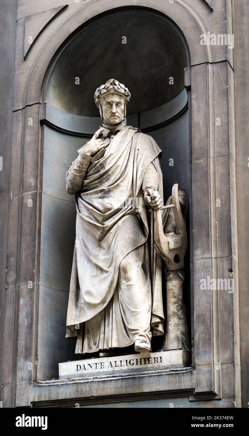 Dante Alighieri Statue in den Uffizien, Florenz, Italien. Dante war der berühmte italienische Dichter und Schriftsteller aus dem Mittelalter, der Autor der Göttlichen Komödie. Vertikale Ansicht von s Stockfoto