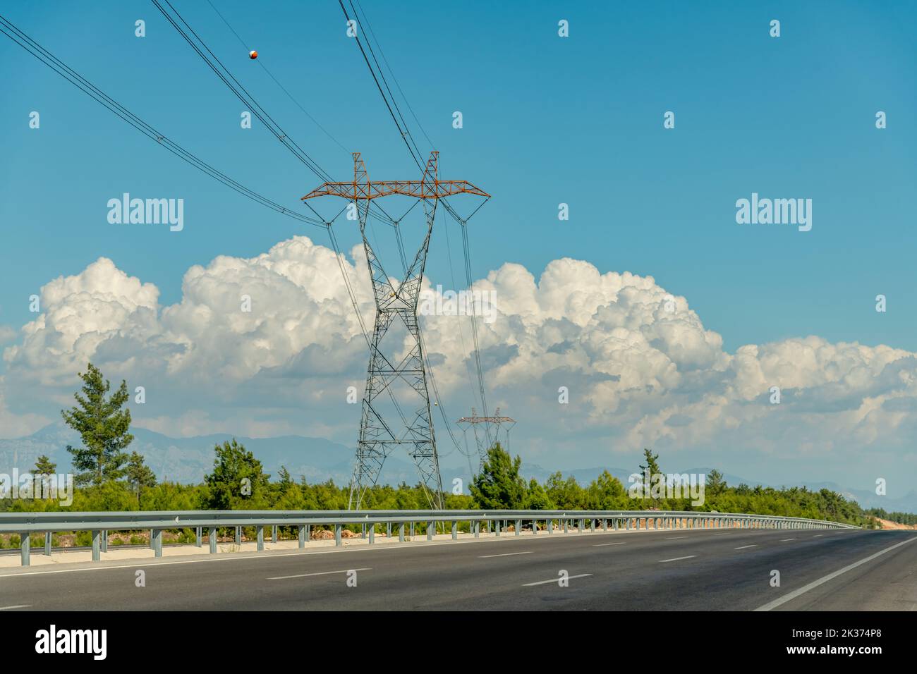 Elektrische Strommasten Hochspannungs-Strommasten entlang einer nationalen Autobahn Stockfoto