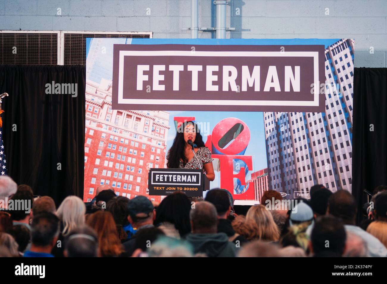 Pennsylvania Second Lady Gisele Fetterman erzählt einer Menge von Philadelphianern, warum sie ihren Mann John Fetterman am 24. September 2022 bei einer Wahlkampfveranstaltung im Nordwesten von Philadelphia, PA, in den Senat wählen sollten. (Cory Clark/Sipa USA) Stockfoto