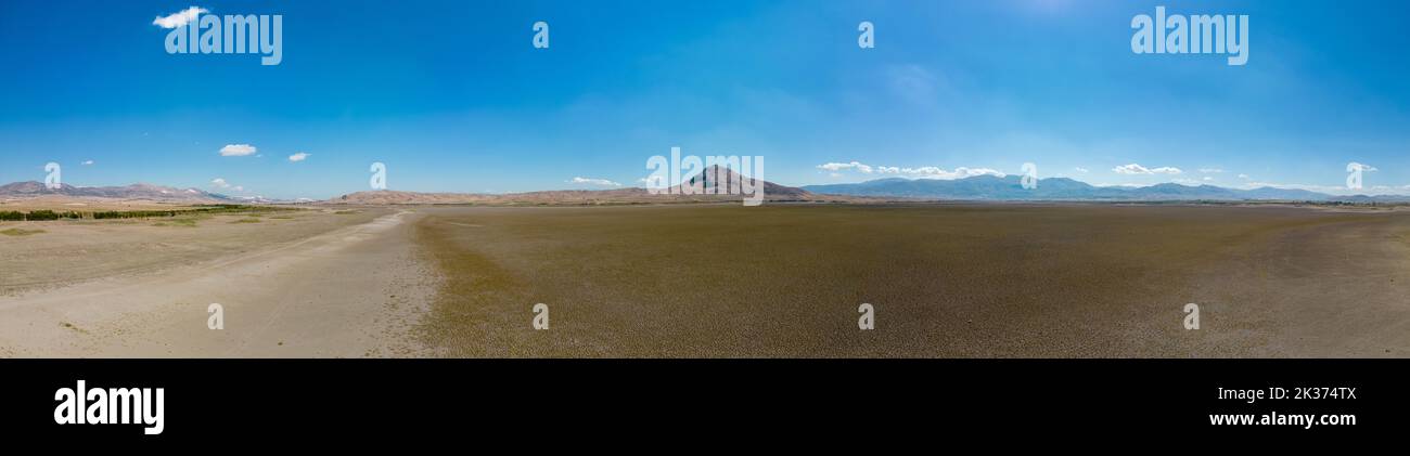 Luftaufnahme des Panoramas auf den See Carataş, der aufgrund der globalen Erwärmung in Burdur, Türkei, ausgetrocknet ist Stockfoto