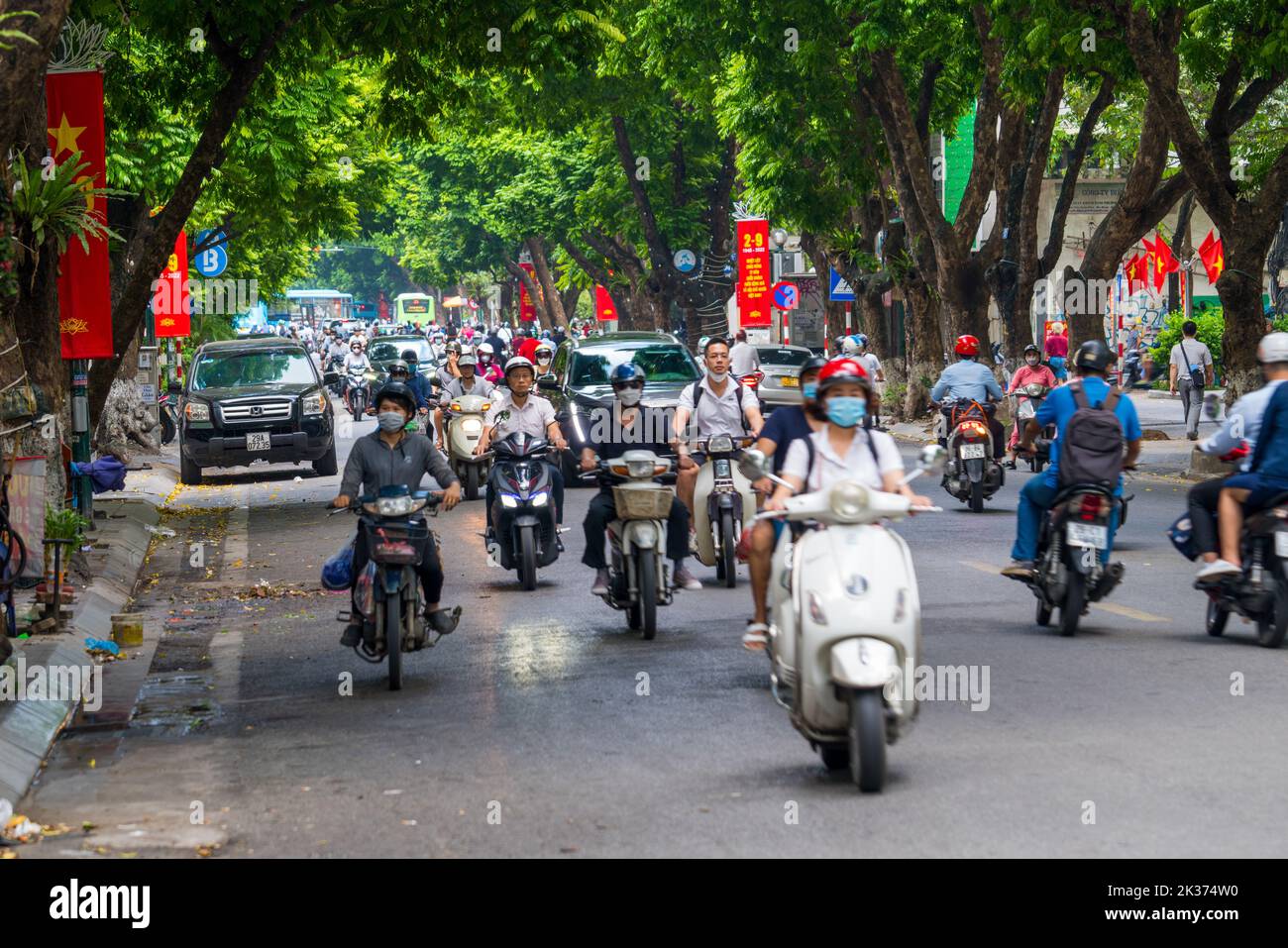 Hanoi, Vietnam Aug 29, 2022 : Motorradfahrer auf den belebten Straßen, starker Rush Hour Verkehr in der Innenstadt von Hanoi, Vietnam. Stockfoto