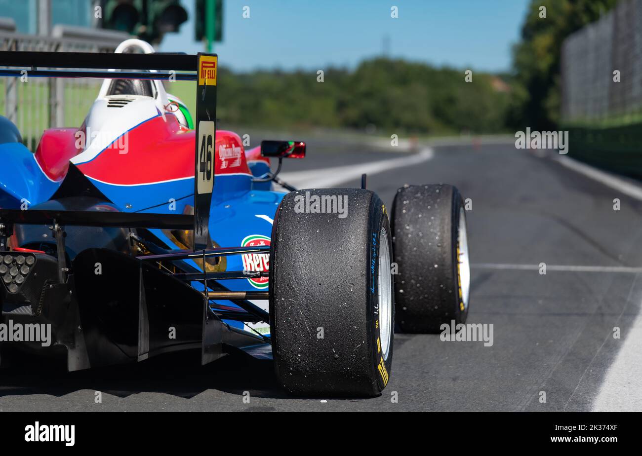 Rückansicht des Rennformelwagens mit asphaltierter Rennstrecke, die im Hintergrund von der Boxengasse entkoklicht wurde. Vallelunga, Italien, 17-18 2022. september, Rennwochenende Stockfoto