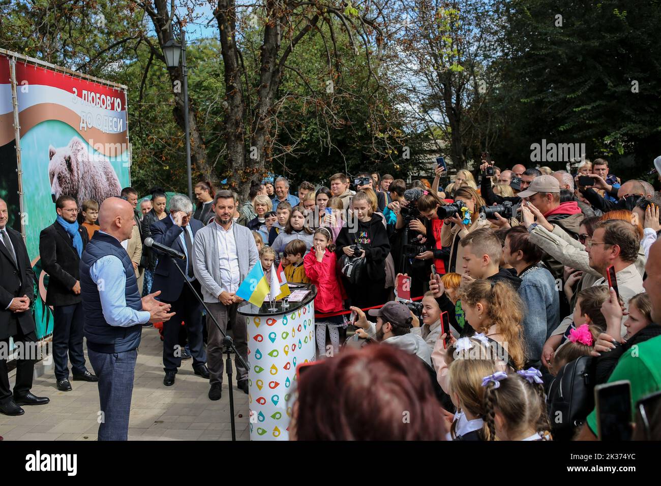 Gennady Trukhanov (am Mikrofon) wird in der Öffentlichkeit gesprochen. Der Zoo von Odessa, einer der ältesten in der Ukraine, wurde im September 1922 zu Ehren des hundertjährigen Bestehens des Zoos gegründet, es wurden feierliche Veranstaltungen abgehalten:1.? die gedenktafel wurde seinem ersten Direktor Heinrich Beizert geöffnet. 2.Ukrposhta gab einen speziellen Umschlag und einen Stempel aus. Die Auflage ist begrenzt, nur 200 Stück. Die Stempelabsage erfolgte direkt im Zoo. 3.gemeinsam mit dem Bürgermeister von Odessa, Gennady Trukhanov, eröffnete der Direktor des Zoos, Igor Belyakov, ein neues Löwenjunges.im April eröffnete ein Paar weiße Löwen aus dem Feldman Ecopar Stockfoto