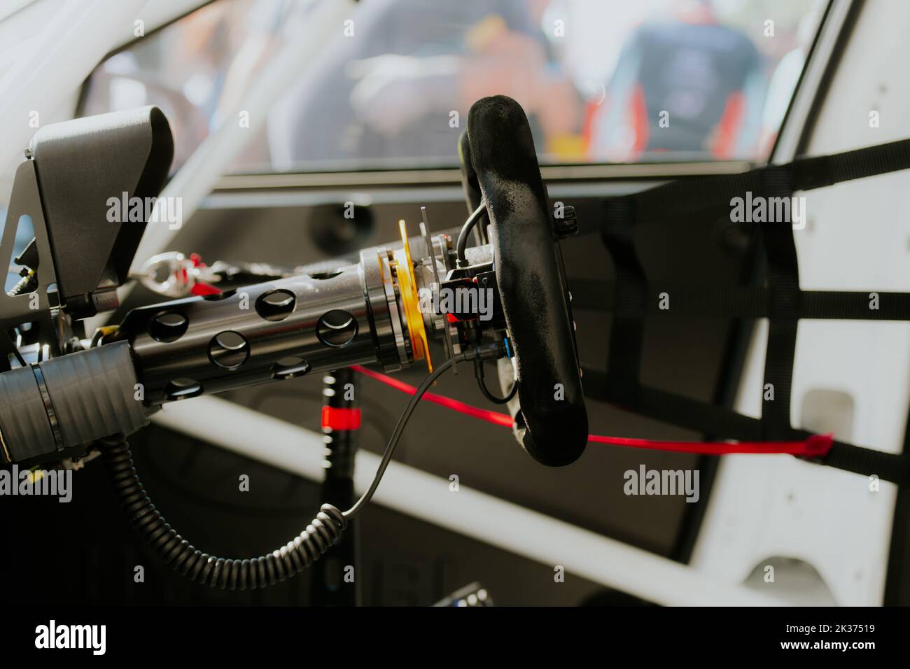 Nahaufnahme des Lenkrads eines Rennwagens, Seitenansicht des Fahrersitzes und des Cockpits Stockfoto