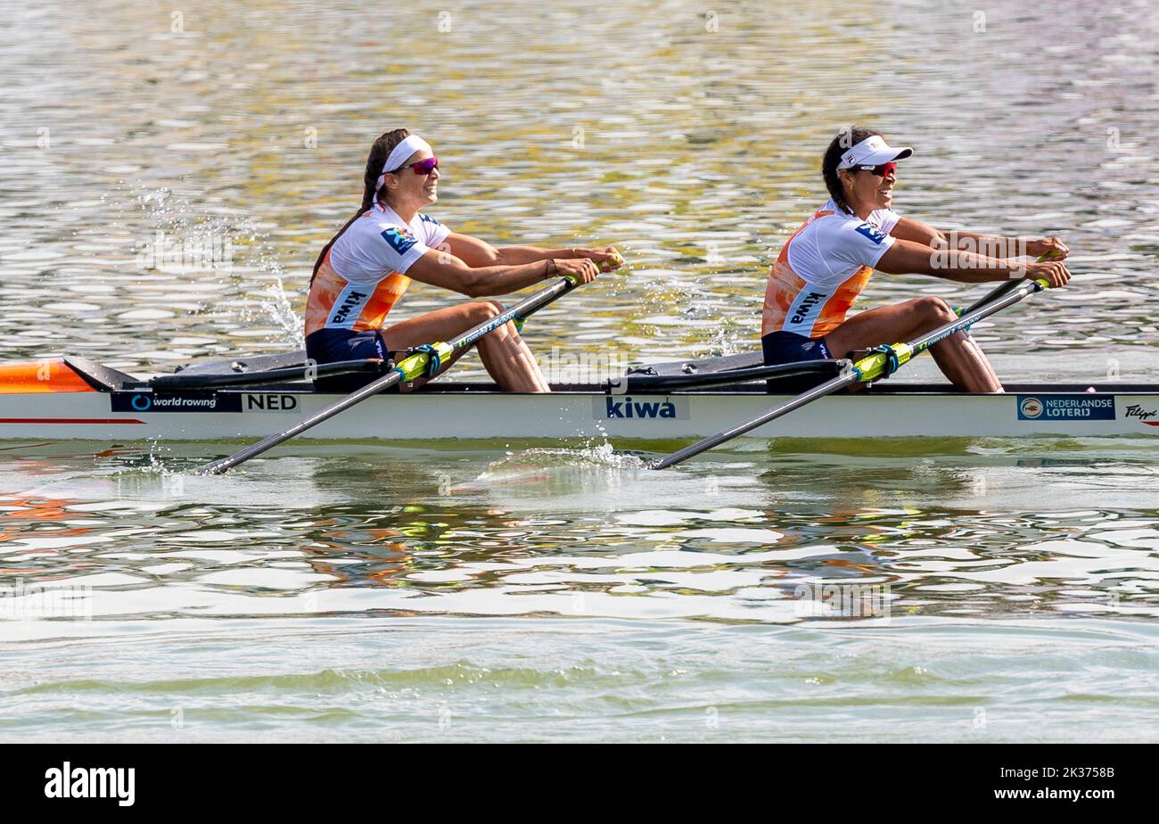 Racice, Tschechische Republik. 25. September 2022. Roos De Jong, Laila Youssifou aus den Niederlanden, platzierte am 25. September 2022 in Racice, Tschechische Republik, den zweiten Platz im Finale der Doppelzweier-Frauen-Sculls am 8. Tag der Ruderweltmeisterschaften 2022 auf dem Labe Arena Racice. Quelle: Ondrej Hajek/CTK Photo/Alamy Live News Stockfoto