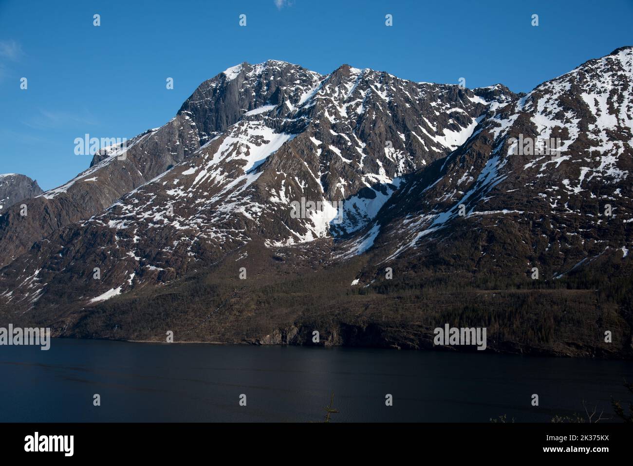 Das Saltfjellet-Gebirge ist eine felsige Gebirgskette im Saltfjelllet-Svartisen-Nationalpark in der Nordland-Provinz in Norwegen. Stockfoto