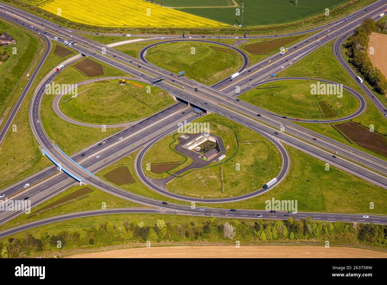 Luftaufnahme, 20.000 Tulpen gepflanzt von Kamen Rotarians am Kamener Kreuz unter der ADAC-Helikopterskulptur. Sie werden in den nächsten paar d blühen Stockfoto