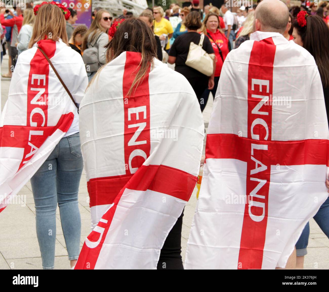 Drei England Suppoters bei der Netball World Cup, Liverpool, 2019, drapiert in St Georges Flags Stockfoto