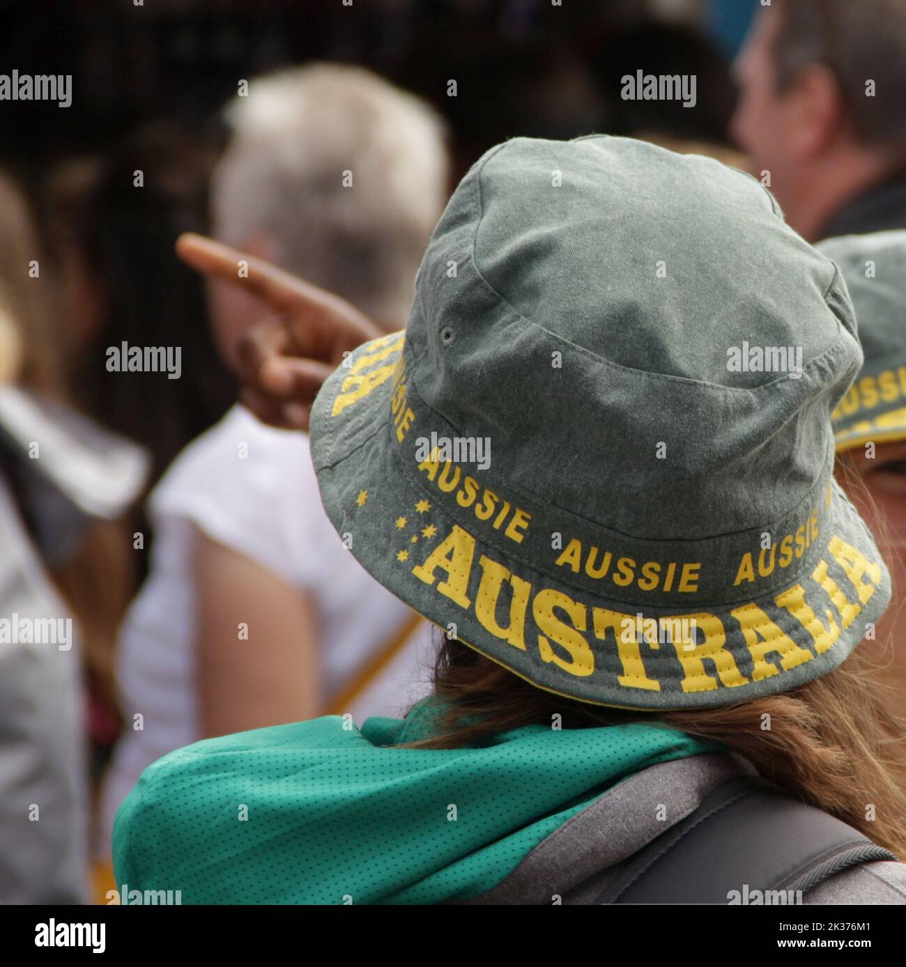 Weibliche Unterstützerin bei der Netball World Cup, Liverpool, 2019, mit einem australischen Eimer Hut. Stockfoto
